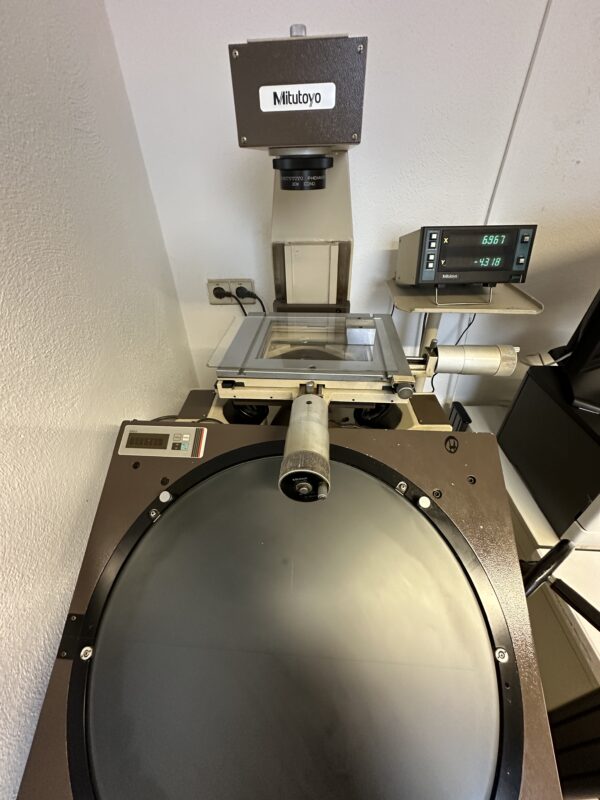 gebr. Profilprojektor Mitutoyo PV 500 _IntNr231045